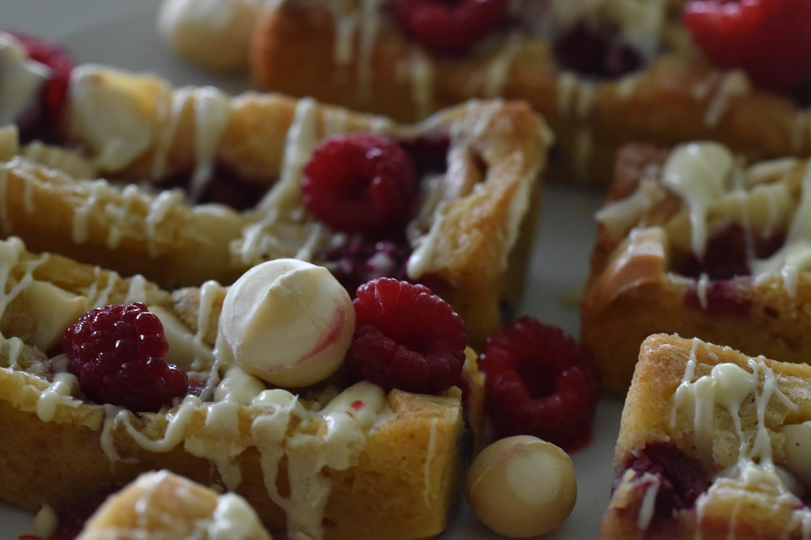 Saftige Macadamia-Blondies mit Himbeeren & Schokolade