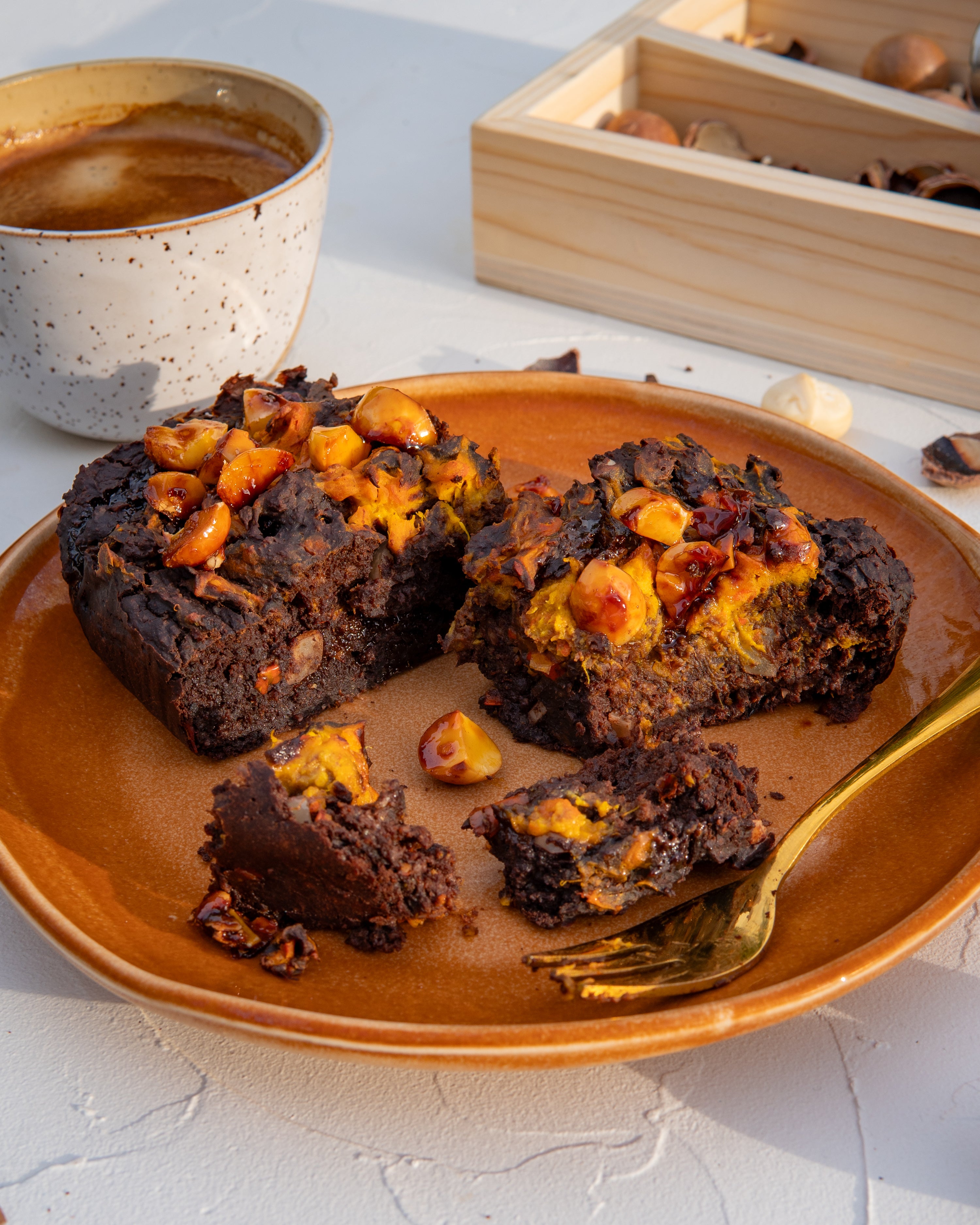 Saftige Macadamia-Brownies mit Kürbis Swirl